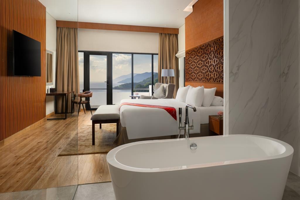 Junior Suite Bed_Bathtub(1)