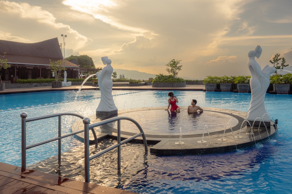 Pool_Jacuzzi_Lifestyle_Niagara Hotel